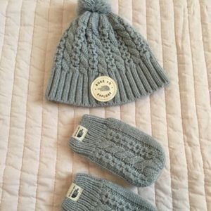 North Face hat and gloves.  Size 6-24 months